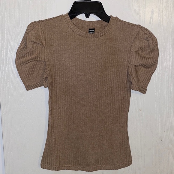 Short sleeve top with puff sleeves new, never worn - Picture 1 of 4